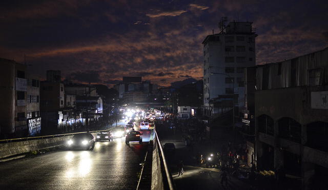Reportan interrupción del servicio eléctrico en Caracas y varios estados de Venezuela este viernes 29 de abril de 2022. Foto: AFP/referencial