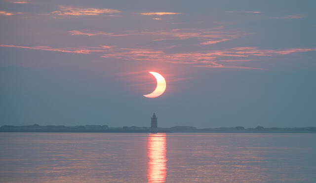 Un eclipse solar parcial se observa desde la Tierra como si el Sol tuviese la forma de una media luna. Foto: NASA / Aubrey Gemignani.