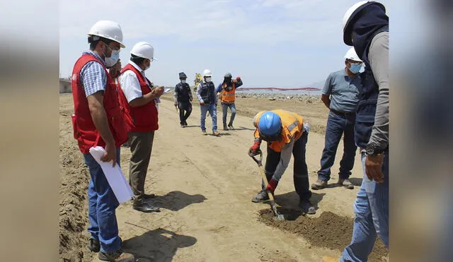 Advierten presencia de material orgánico y desechos como plásticos y vidrios en la base del pavimento. Foto: Contraloría.