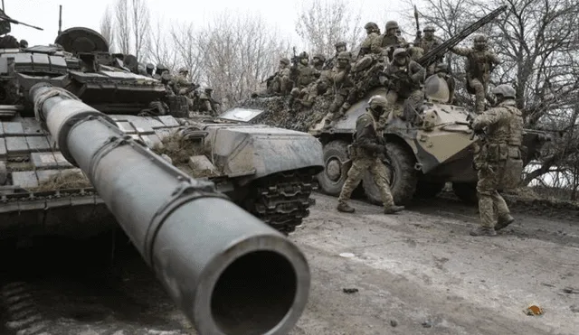 Grupo de militares ucranianos cerca a vehículos y tanques de guerra. FOTO: AFP