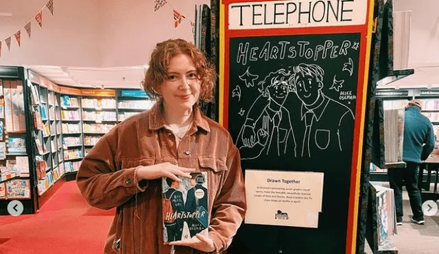 Alice Oseman consiguió su primer contrato editorial a los 17 años y publicó su primera novela en 2014. Foto: Instagram