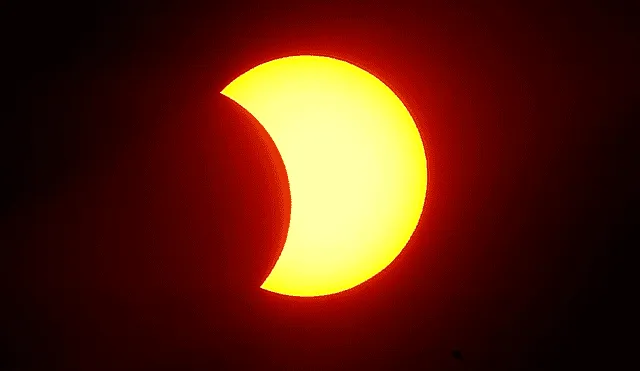 El eclipse solar tomó lugar el día de hoy, 30 de abril, y pudo ser visto desde los departamentos situados más al sur de nuestro país. Foto: EFE