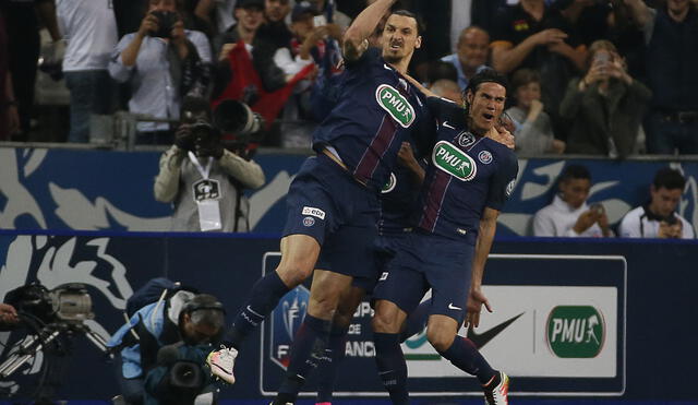 Zlatan Ibrahimovic y Edinson Cavani celebrando un gol. Foto: AFP