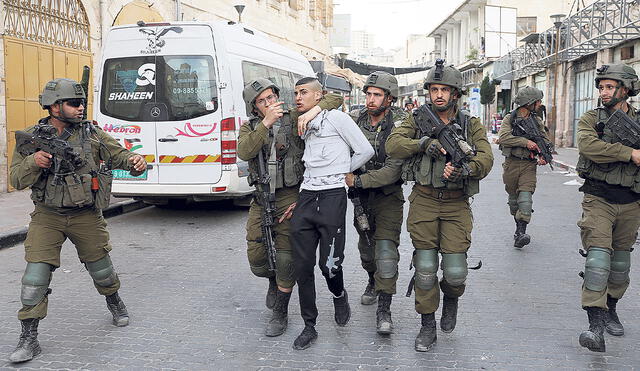 Retenidos. Soldados israelíes detienen a un manifestante que protestaba por el asesinato de un palestino, tras un nuevo choque entre las partes suscitado este fin de semana en Cisjordania. Foto: EFE