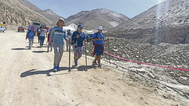 Pedidos. Los arequipeños caminaron hacia en santuario de la Virgen de Chapi. Foto: Wilder Pari/La República