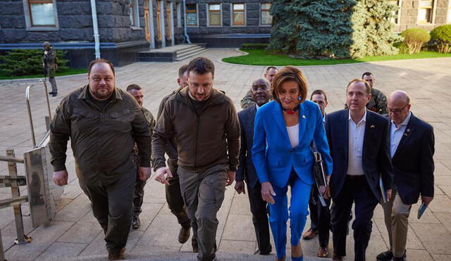 La presidenta de la Cámara de Representantes de Estados Unidos llegó a Ucrania para mostrar su apoyo en el conflicto con Rusia. Foto: EFE