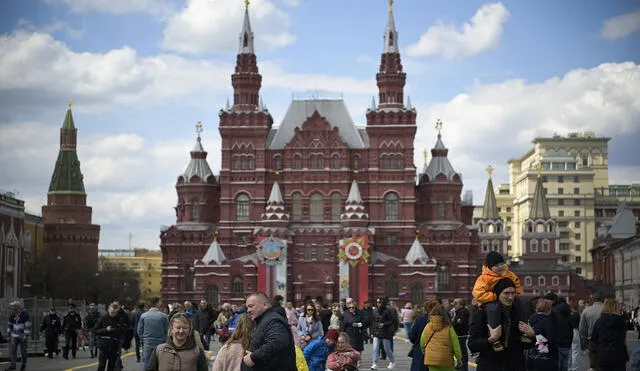 La gente camina a lo largo de la Plaza Roja en el centro de Moscú el 1 de mayo de 2022. Foto: AFP