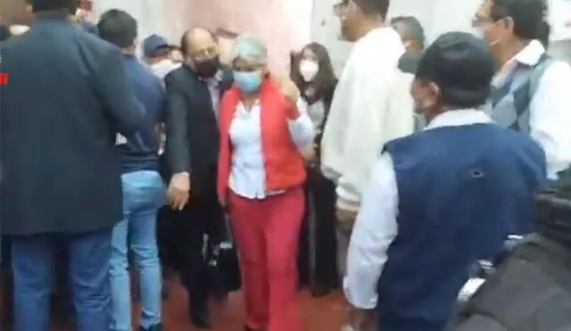 Congresista de Perú Libre tuvo que retirarse del local de la FDTA en medio de gritos. Foto: captura video EPA Noticias