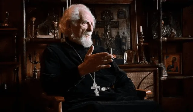 El sacerdote ortodoxo ruso Georgy Edelshtein, de 89 años, durante una entrevista con la AFP. Foto: Yuri Kadobnov / AFP