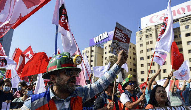 Trabajadores participan en un mitin organizado por la Unión Sindical de Trabajadores de Chile, con motivo del día internacional de los trabajadores. Foto: AFP