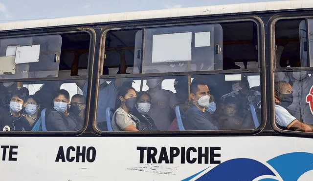 Respeto. Es importante que los usuarios respeten el uso de las mascarillas en espacios cerrados, como en el transporte público. Foto: Félix Contreras / La República