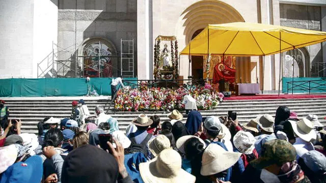 A tus pies. Fueron menos los asistentes al santuario de la Virgen de Chapi en Polobaya, empero todos agradecieron a la "mamita" por las gracias concedidas. Muchos prometieron volver. Foto: Rodrigo Talavera