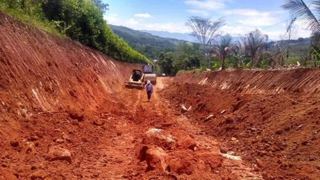 Goresam y empresa constructora reiniciaron trabajos de mejoramiento de la carretera Cacatachi-Rumisapa-Chambira. Foto: Goresam.