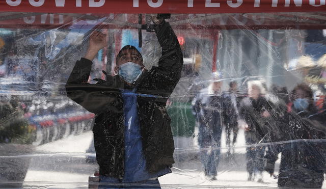 Autoridades sanitarias informaron que se han registrado 200 casos de COVID-19 por cada 100.000 personas en los 5 condados de la ciudad de Nueva York. Foto: AFP