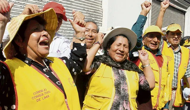 Expectativa. Miles de exfonavistas esperan la voluntad política para cobrar aportes. Foto: Andina
