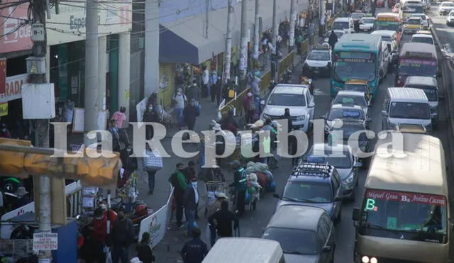 Tráfico se incrementó este martes en el Avelino. Foto: Rodrigo Talavera/ La República