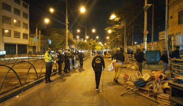 Agentes de la PNP y serenazgo retiran a comerciantes ambulantes. Foto: La República.