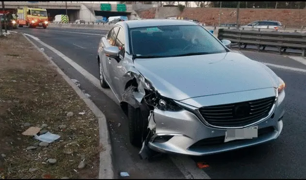 El vehículo de las víctimas presentaba dos impactos de bala efectuados durante el intento de robo. Sin embargo, la pareja no resultó herida. Foto: Bío Bío Chile