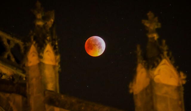 Fotografía de un eclipse lunar captado desde la catedral de Tours, en Francia. Foto: AFP