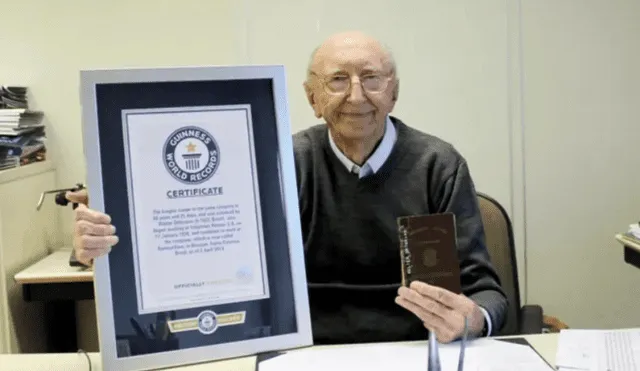Walter Orthmann, de 100 años, sosteniendo el certificado oficial por su récord de permanecer 84 años en una misma empresa. Foto: Guiness World Record