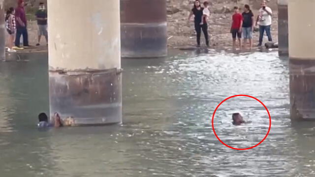 "¡Ayúdennos, por favor, ayúdennos!", rogó uno de los migrantes que, sostenido a un muro, observaba como el periodista se ahogaba. Foto: captura/ Twitter