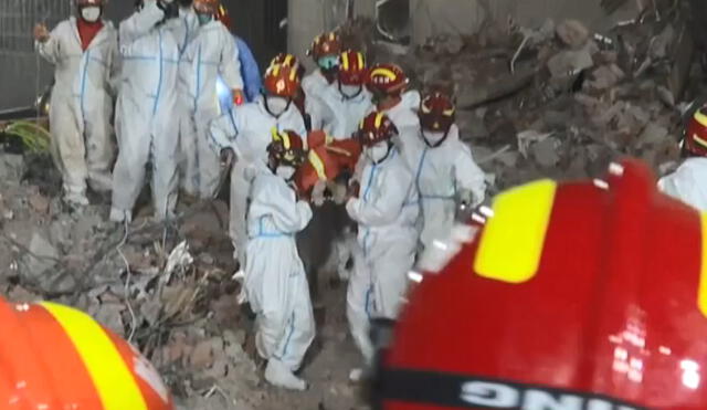Una mujer fue rescatada en la ciudad china de Changsha tras sobrevivir seis días bajo los escombros de un edificio. Foto y video: EFE