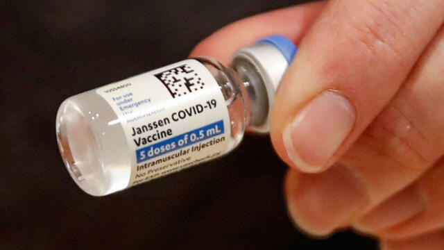 La FDA informó sobre el desarollo de estas anomalías y decidió restringir el permiso de las vacunas. Foto: AFP