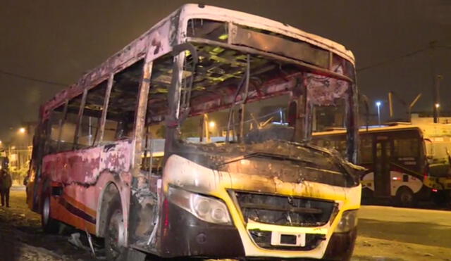 Bus quedó completamente calcinado a causa de las llamas. Foto: América TV