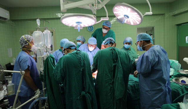 La paciente agradeció a los médicos y profesionales que estuvieron a cargo de su intervención quirúrgica. Foto: EsSalud