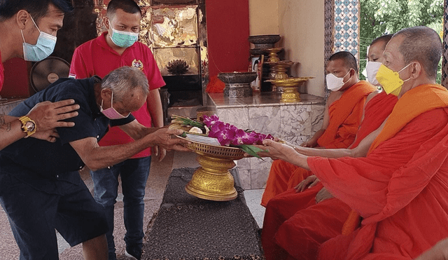 El tailandés Charn Janwatchakal hace una ofrenda durante el funeral budista de su mujer, en Bangkok. Foto: EFE