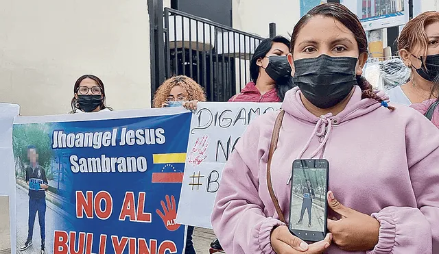 Protesta. Familiares del menor agredido en colegio demandan sanción para los responsables. Foto: difusión