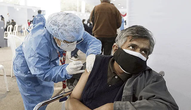 Refuerzo. Ayer se inició la vacunación de nuevo grupo en Lima. Foto: Félix Contreras / La República