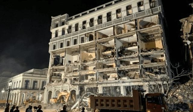 Al menos 25 personas murieron, 64 resultaron heridas y hay varias personas desaparecidas tras una fuerte explosión ocurrida en el hotel Saratoga. Foto: AFP