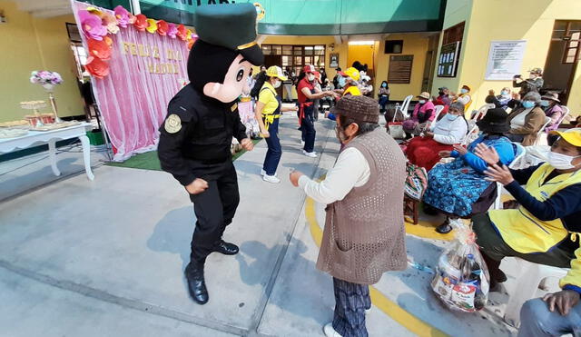 Tacna. Agasajo a madres conmovió a varias de ellas por el reconocimiento que recibieron. Foto: PNP