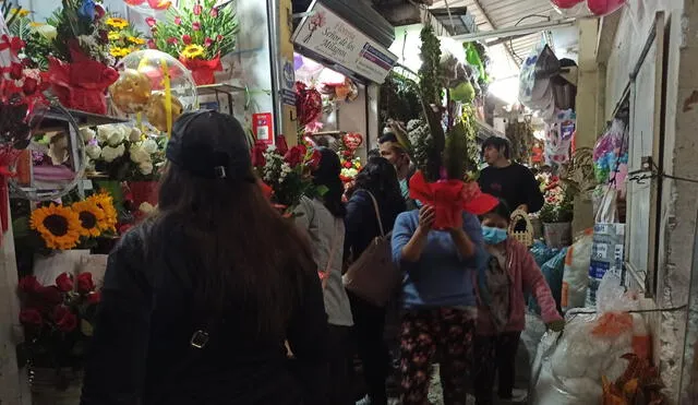 El precio mínimo de un arreglo floral oscila entre 25 y 30 soles y el máximo llega a 150 soles. Foto: Rosa Quincho