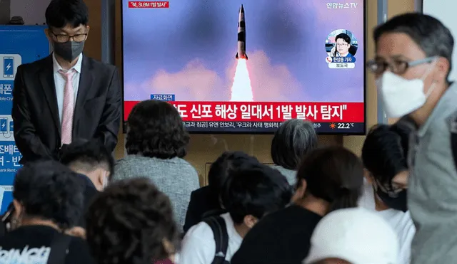 Durante un desfile militar, el líder de Corea del Norte, Kim Jong, prometió desarrollar sus fuerzas nucleares "lo más rápido posible". Foto: AP