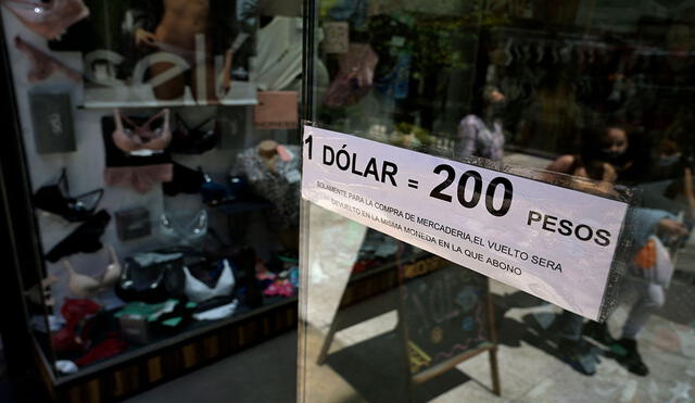 Detalle de cuánto está el dólar blue hoy en la Argentina. Foto: AFP