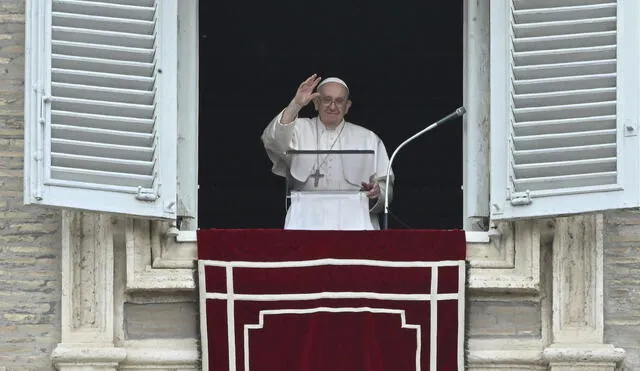 El Papa Francisco saluda desde la ventana del palacio apostólico a su llegada para la oración del Regina Coeli el 8 de mayo de 2022. Foto: AFP