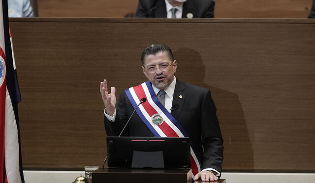 El nuevo presidente de Costa Rica, Rodrigo Chaves, durante su primer discurso presidencial en el Parlamento en San José. Foto: EFE