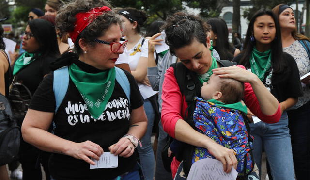 Varias madres feministas acuden a marchar a favor del aborto. Foto: Jorge Cedan/La República