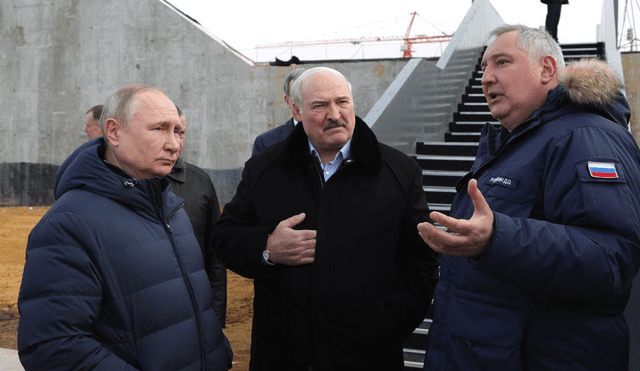 Vladímir Putin y Alexander Lukashenko junto al general Dmitry Rogozin. Foto: EFE