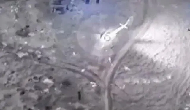 El video en blanco y negro se publica desde una vista aérea y comienza mostrando un helicóptero en tierra. Foto: The Sun
