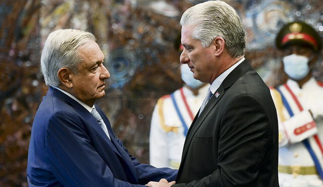 Honor. Díaz-Canel condecoró a su homólogo de México. Foto: EFE