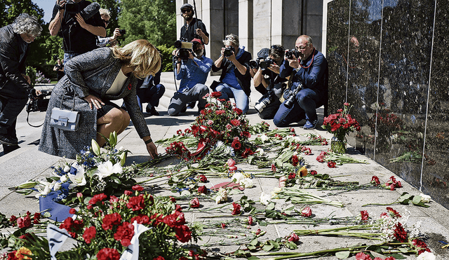 Homenaje. Svitlana Melnyk, la esposa del embajador ucraniano en Alemania, depositó flores en el monumento de la guerra en Berlín.