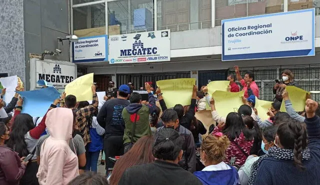Afiliados de APP llegaron con pancartas pidiendo elecciones trasnparentes para elegir candidatos. Foto: Yolanda Goicochea /URPI-LR