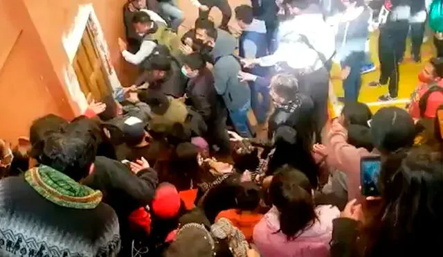 El incidente se produjo en la sede de la Universidad Autónoma Tomás Frías, mientras los estudiantes debatían en asamblea. Foto: captura – Twitter