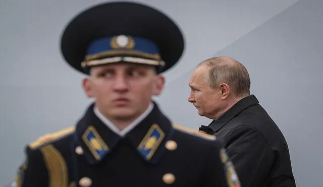 El presidente ruso Vladimir Putin pasa junto a un soldado durante el desfile del Día de la Victoria, que conmemora la victoria soviética en la Segunda Guerra Mundial. Foto: EFE