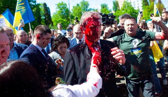 Sergey Andreev fue atacado a su llegada a un cementerio de Varsovia, al que acudió para dejar flores en las tumbas de los soldados soviéticos. Foto: The Associated Press