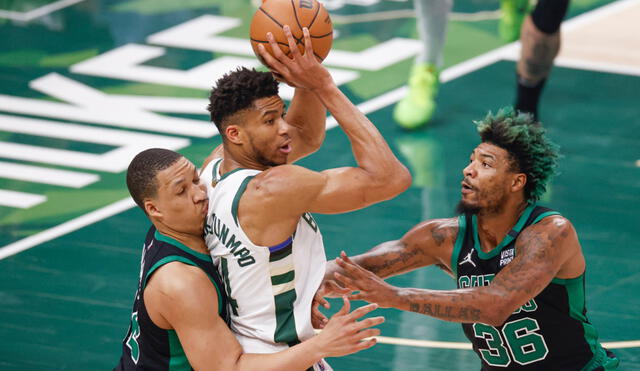 Bucks vs. Celtics juegan por el cuarto partido de los playoffs NBA 2022. Foto: EFE