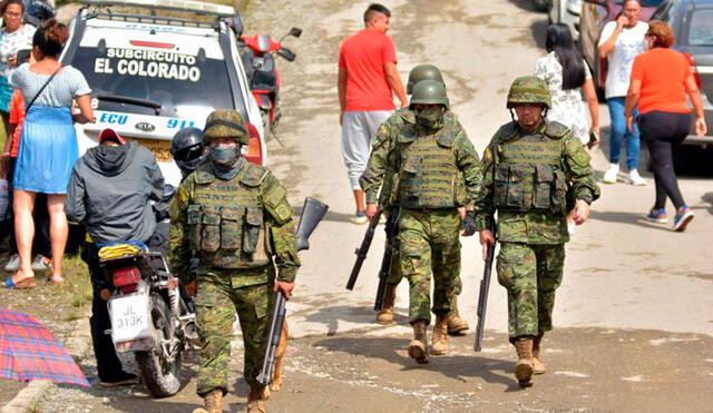 Un grupo de soldados patrulla alrededor de la prisión de Santo Domingo después del motín de este lunes. Foto: AFP